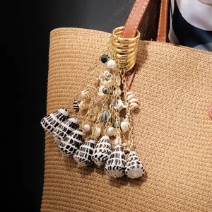 Natural Sea Shell Conch Pendant Keychain Bohemian Resort Style Gold Plated Alloy Bag Charm For Women Purse Decor Accessory