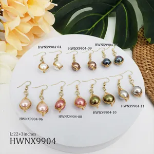 Détail de boucles d'oreilles perles colorées avec fil doré sur socle blanc, taille 22+3 pouces