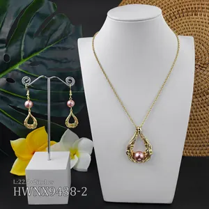 Detailsicht auf Hawaii-Schmuckset mit goldenem Scroll-Muster und Perlenanhängern
