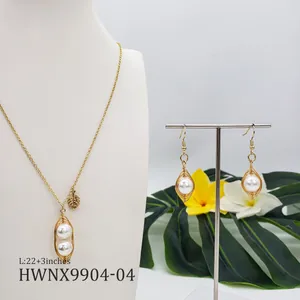 Détail de l'ensemble de bijoux en perles tropicales avec motif de cosse de pois dorée