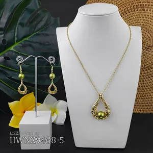 Nahaufnahme des Hawaii-Schmucksets mit olivgrünen Muschelperlen und Goldbeschichtung