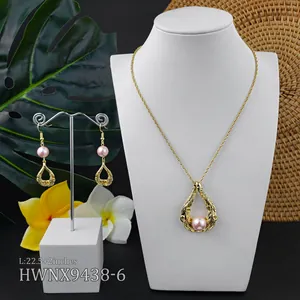 Details des hawaiianischen Schmucksets mit Gravur und rosa Perlen auf Display