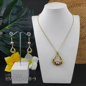 Makroaufnahme des hawaiianischen Schmucksets mit Perlen und Maßen auf dem Display