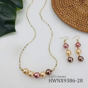 Dettaglio set collana e orecchini con perle multicolore e catena da 22,5+2 pollici