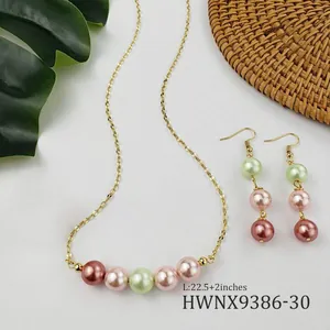 Elegante set di gioielli con perle di conchiglia multicolore e collana dorata con nappe