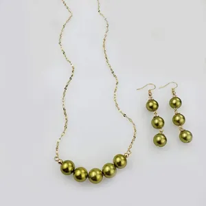 Set gioielli con perle verde oliva, collana e orecchini su catena dorata sottile