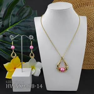 Hawaiianisches Schmuckset mit rosa Muschelperlen und goldenem Tropfenanhänger und Ohrringen