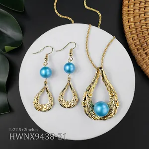 Hawaii-Set mit Scroll-Anhänger, Halskette und Ohrringen mit bunten Muschelperlen in Gold