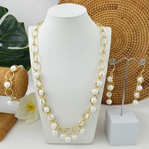 Detail van tropische gouden sieradenset met witte parels op decoratieve presentatie
