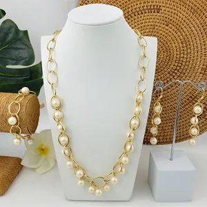 Gedetailleerde set tropische gouden sieraden met shell parel ketting, armband en oorbellen