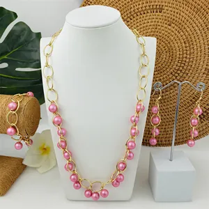 Detailweergave van de roze schelpparel sieradenset met ketting, armband en oorbellen