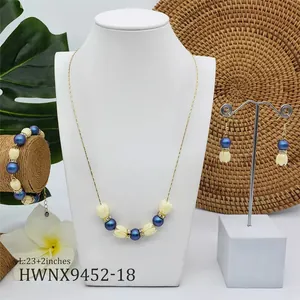 Détail de la parure de bijoux perles et jasmin blanc avec collier longueur 23+2 pouces