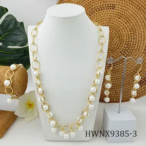 Tropische Hawaii parelsieradenset met ketting, armband en oorbellen op een sieradenhouder