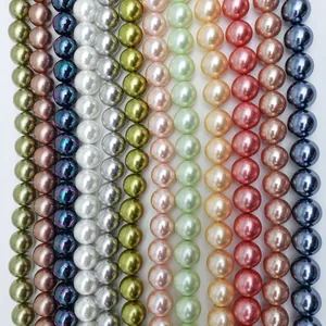 Makro-Detail von mehrfarbigen 12mm Perlmuttern-Perlen mit hochglänzender Beschichtung