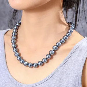 Elegante graublaue 12mm Perlenkette mit hohem Metallglanz an einem Modellhals