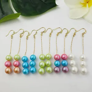 Elegantes pendientes largos de oro de 14k con tres perlas naturales y decoración