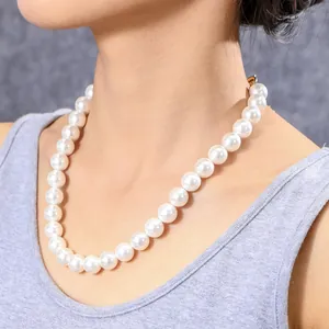 Detailansicht der 12mm weißen Muschelperlenkette mit hohem Glanz und goldenem Verschluss