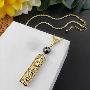 Boheemse vergulde ketting met holle bloemenbuis en iriserende parelhanger