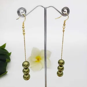 Pendientes lineales de oro de 14k con borlas y tres perlas de color verde oliva