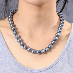 Nahaufnahme einer 12mm dunkelgrauen Perlenkette mit hohem Metallglanz am Modell