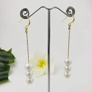 Pendientes Largos de Gancho de Cobre Chapado en Oro de 14k con Perlas de Concha Diseño Lineal de Triple Perla Joyería para Mujer