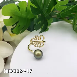 Macro-detail van de Monstera bladring met donkergrijze parel op een gouden band