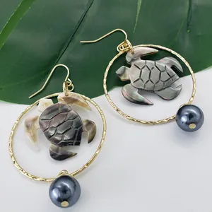 Boucles d'oreilles tortue tropicale avec nacre naturelle et perle en finition dorée