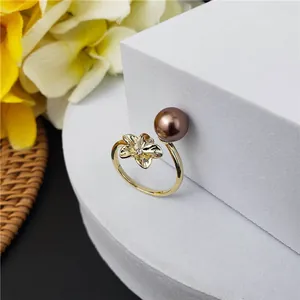 Anillo abierto bañado en oro de 14K con flor de metal y perla marrón natural