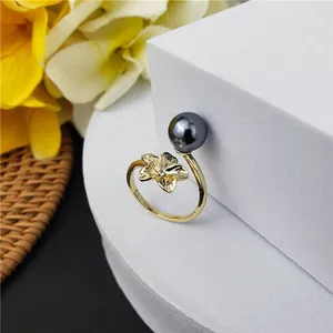 Anillo abierto minimalista bañado en oro de 14k con flor de frangipani y perla gris