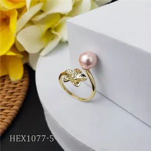Detalle de anillo chapado en oro de 14k con flor de frangipani y perla rosa estilo hawaiano