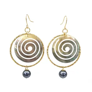Boucles d'oreilles tortue en nacre noire avec monture dorée et perles élégantes