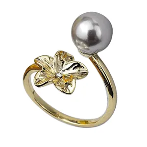 Anillo frangipani bañado en oro 14k con flor de concha y una elegante perla gris