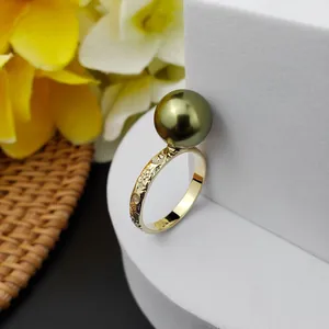 Dettaglio dell'anello d'oro inciso Hawaiian Heirloom con grande perla verde oliva