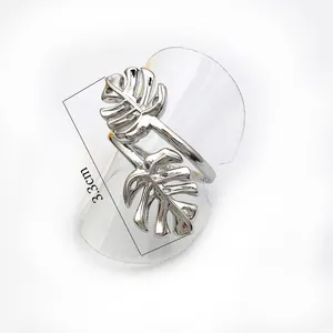 Vue macro d'une bague feuille de monstera argentée montrant une mesure de 3,3 cm