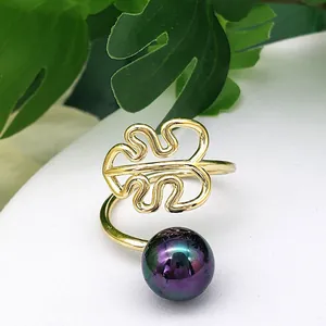 Minimalistische Monstera blad open ring met paarse parel op gouden verstelbare band