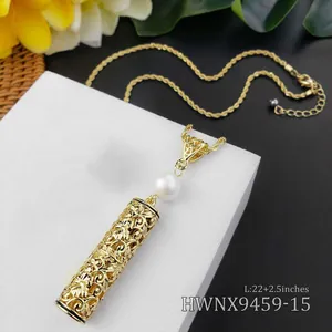 Detail van de boheemse gouden holle hanger met parel en info over de lengtemeting
