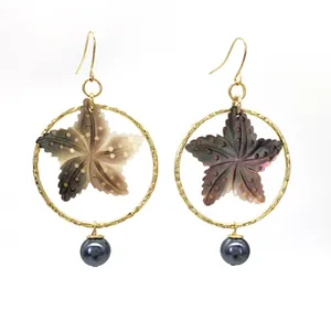 Boucles d'oreilles style île avec coquille sculptée, anneaux dorés et perles grises