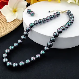 12mm Perlenschmuck-Set mit Halskette und Ohrringen auf weißem Podest präsentiert