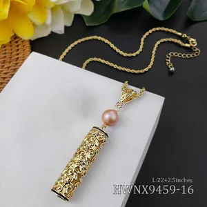 Detailweergave van bohemian gouden halsketting met paarse parel en opengewerkt metaal