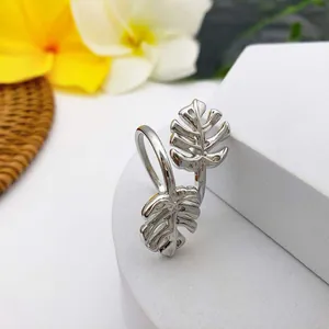 Gros plan sur la bague feuille de Monstera argentée avec nervures et finition polie