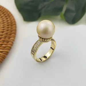 Πολυτελές επιχρυσωμένο δαχτυλίδι 14K με μεγάλη πέρλα και λαμπερές λεπτομέρειες ζιργκόν
