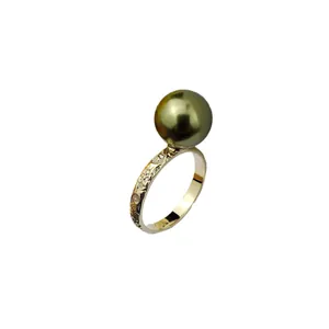 Anello vintage dorato con grande perla tonda verde scuro e incisione floreale fine