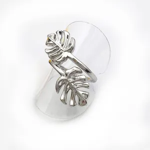 Bague ouverte minimaliste en argent avec feuilles de monstera au style tropical