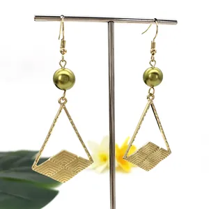 Orecchini geometrici dorati con perla verde oliva e pendenti a forma di rombo