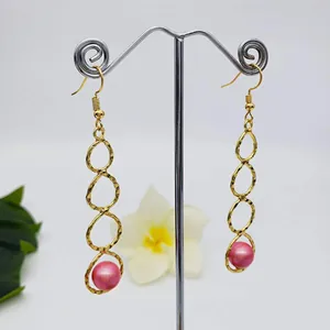 Schicke vergoldete geometrische Kreis-Ohrhänger mit eleganten rosa Perlen