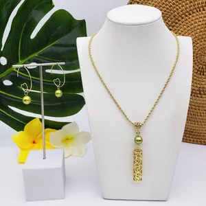 Parure tropicale dorée avec collier à perles vertes et boucles d'oreilles sur support blanc