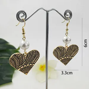 Detailansicht der 6 cm Boho-Herzohrringe mit Perleneinlage und ethnischer Gravur