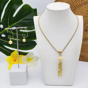 Détail d'un ensemble de bijoux dorés vintage avec éléments tropicaux sur mannequin
