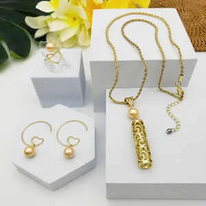 Détails du coffret bijoux dorés avec collier tube évidé et boucles d'oreilles perles rétro