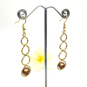 Auffällige goldene Hammerschlag-Ohrringe mit eleganten dunklen Naturperlen-Anhängern
